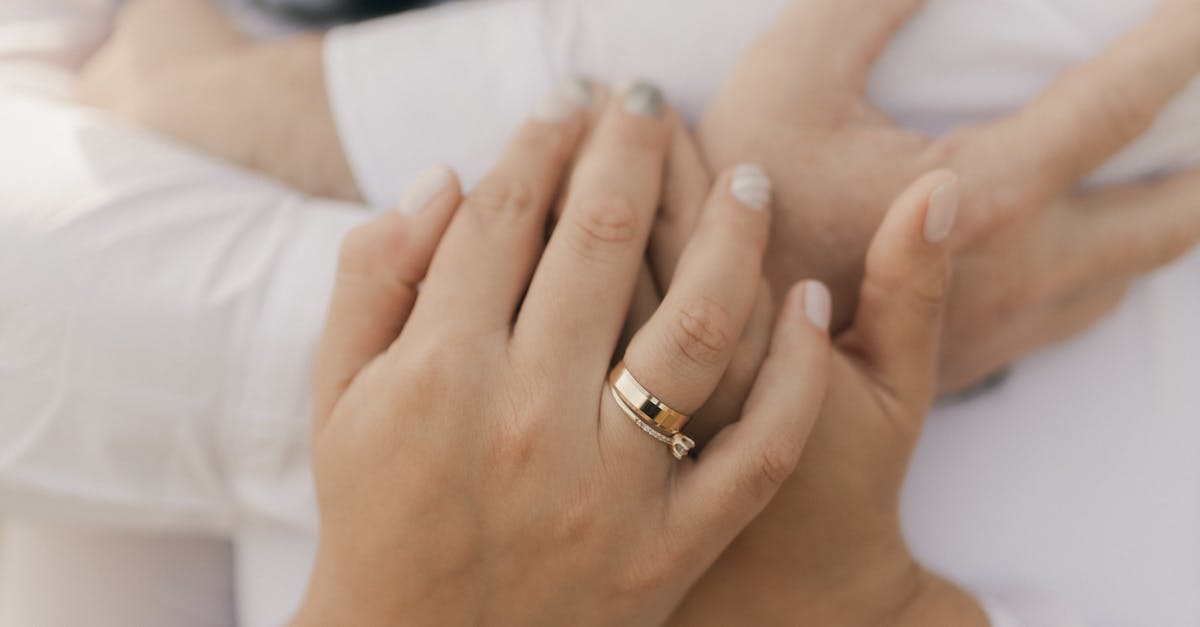 Casal em contato próximo demonstrando conexão e carinho