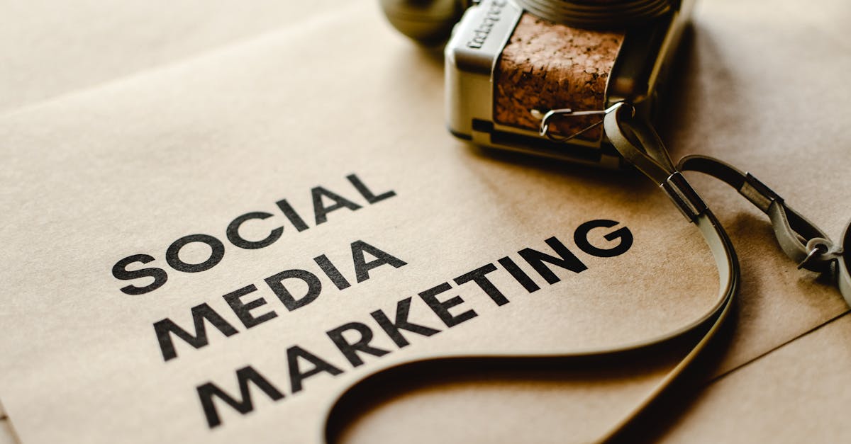 Computador com gráficos e ferramentas digitais para estratégias de marketing online
