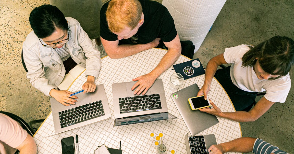 Computador com gráficos e ferramentas digitais para marketing online