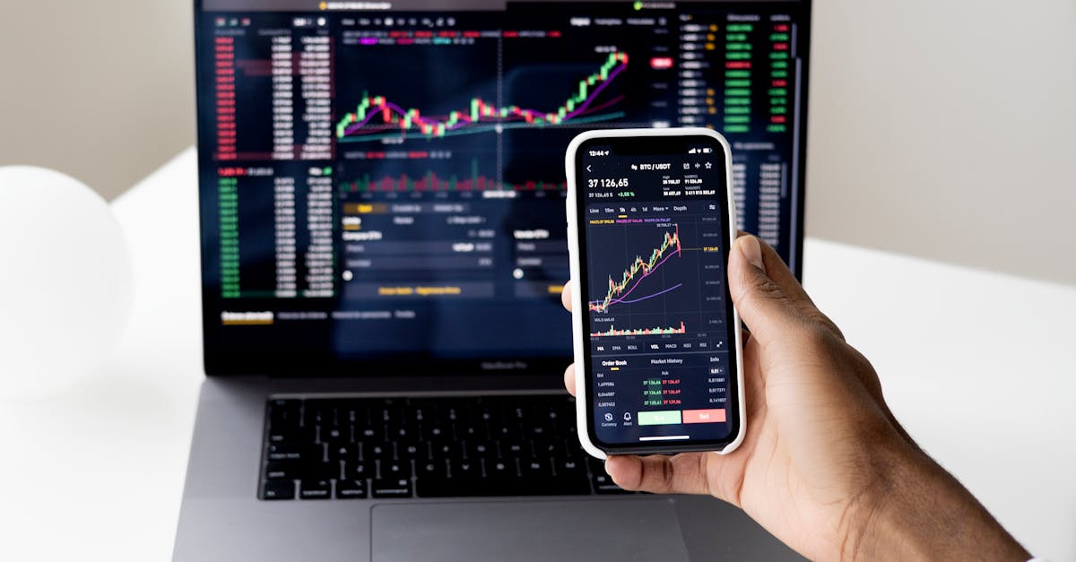 Mesa com laptop, cadernos e smartphone mostrando ferramentas de gestão e marketing