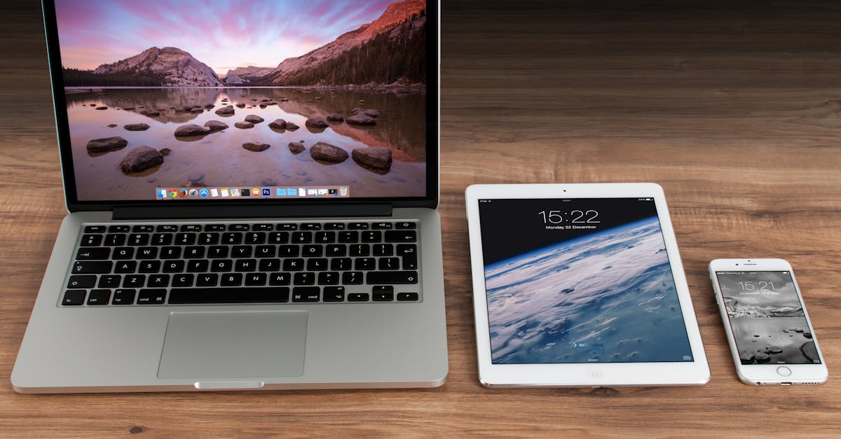 Mesa com smartphone, notebook e anotações representando ferramentas digitais práticas