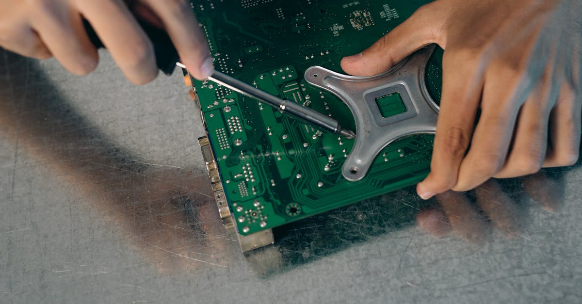 Myo segurando smartphone com ícones de inteligência artificial na tela