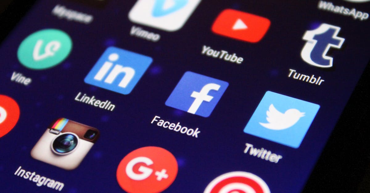 Myos manuseando smartphone mostrando ícones de redes sociais e estatísticas de desempenho