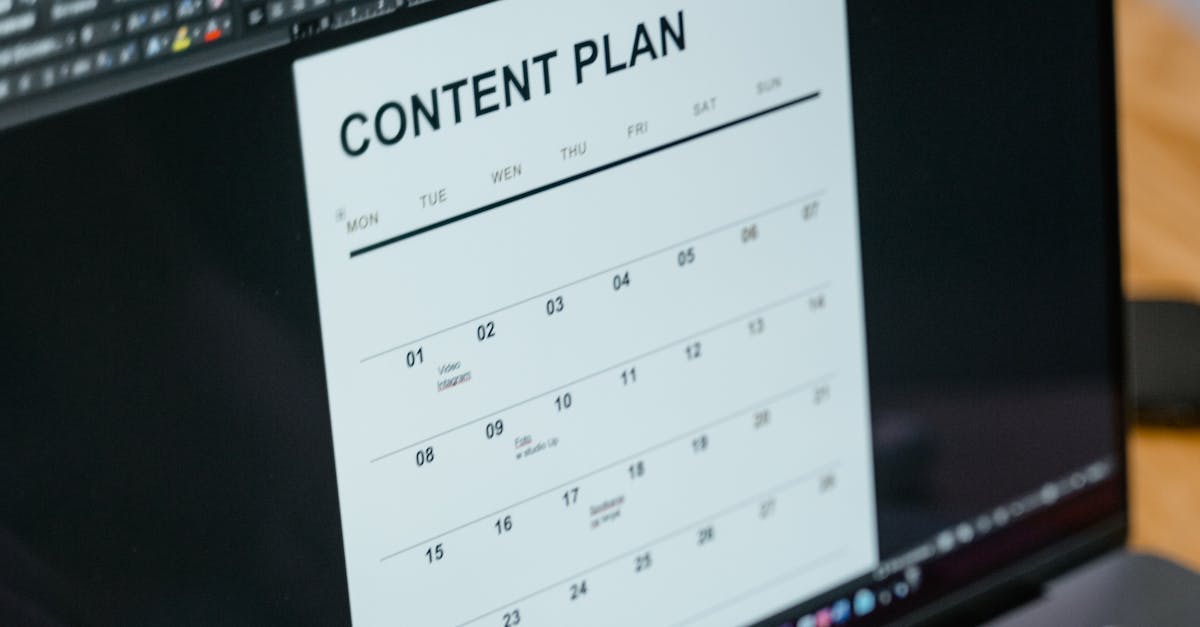 Marketing digital para conteúdo adulto com laptop e smartphone
