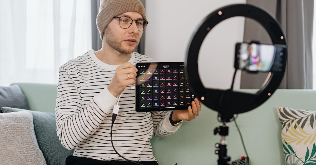 Notebook e smartphone mostrando dicas para engajamento e crescimento em redes sociais