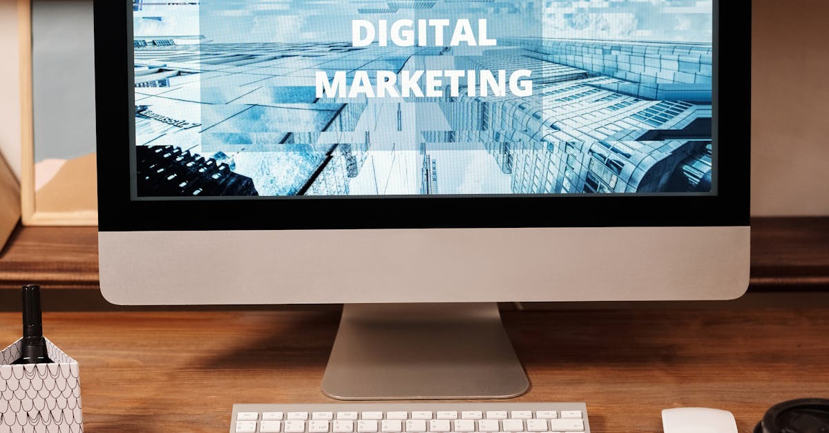 Pessoa analisando gráficos e estratégias de marketing digital no computador