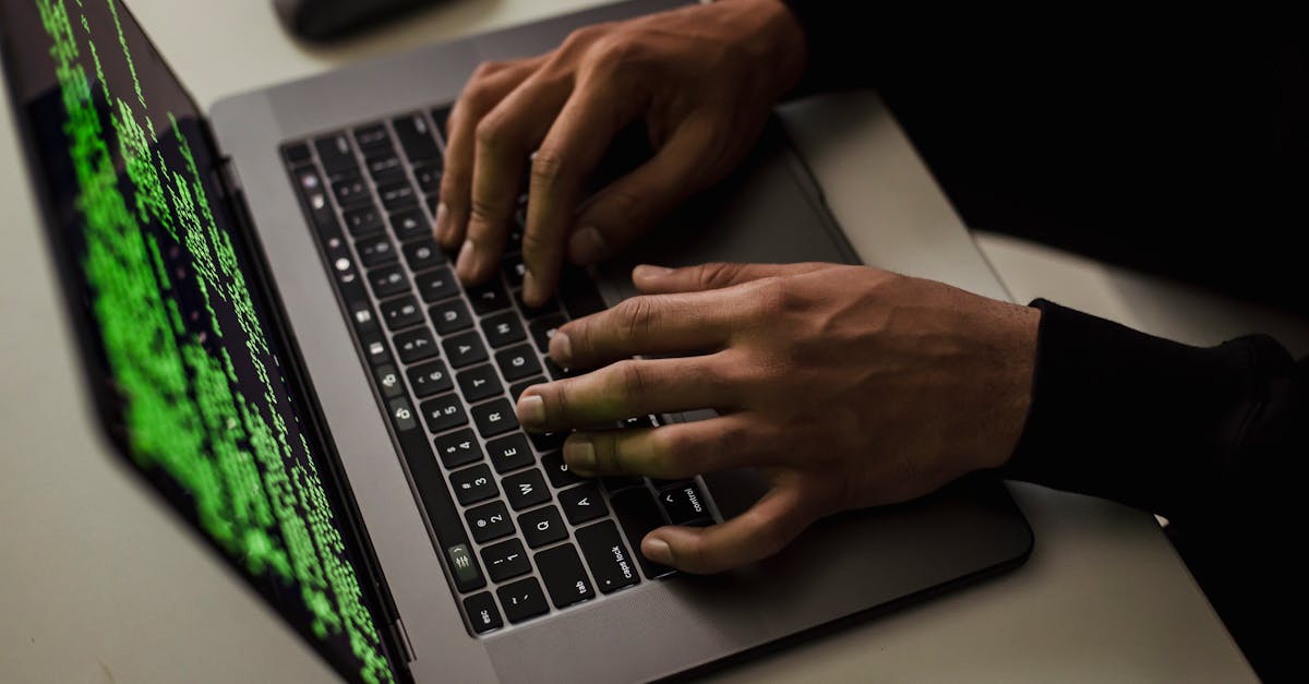Pessoa segurando cartão de crédito e smartphone focada em segurança online