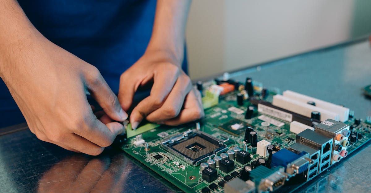 Pessoa utilizando ferramentas de inteligência artificial em computador moderno