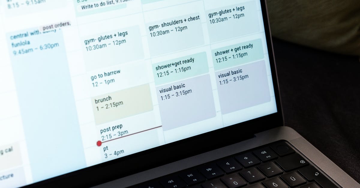 Pessoa utilizando ferramentas digitais para editar e proteger conteúdo adulto