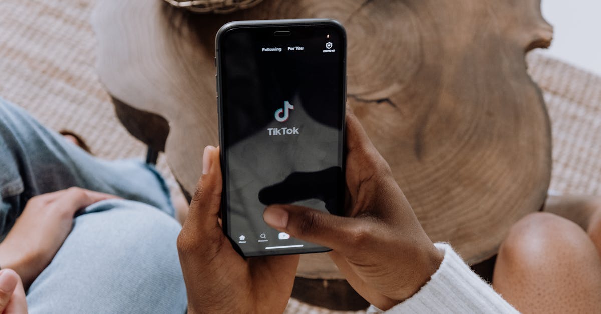 Pessoa utilizando smartphone com redes sociais abertas representando estratégias digitais