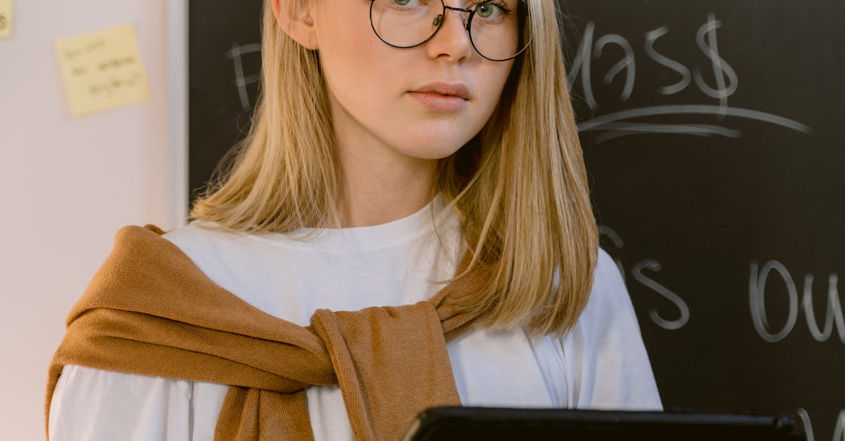 Profissional apresentando estudo de caso em tela digital com gráficos e dados