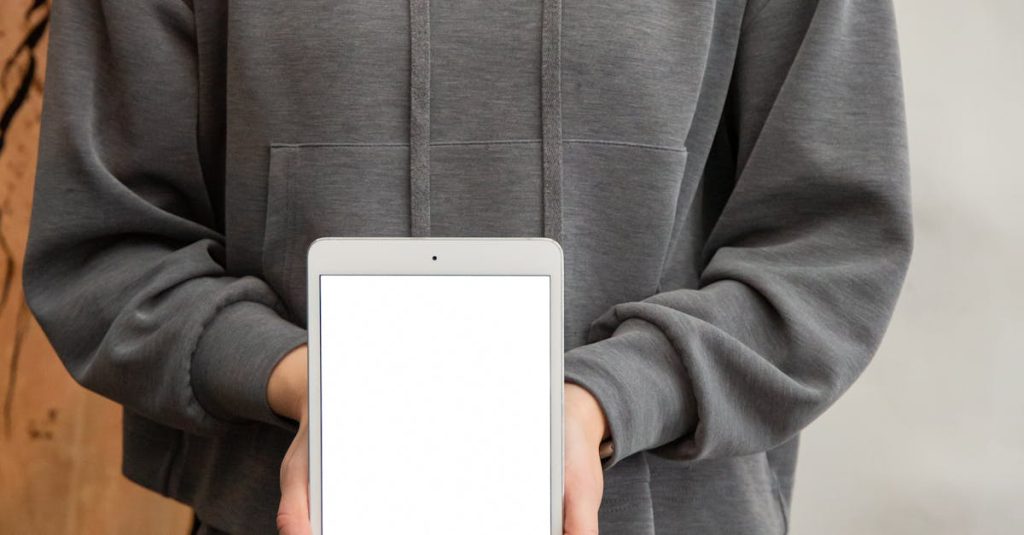 Computador com gráficos e ícones digitais representando monetização em conteúdo adulto