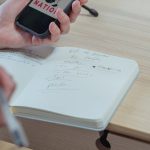 Conceito visual representando a criação de marca autêntica para criadores de conteúdo adulto