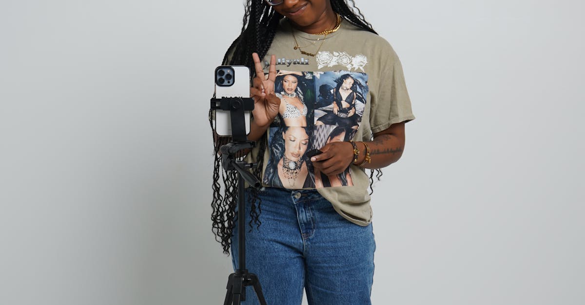 Conceito de marca pessoal com elementos digitais e identidade visual forte