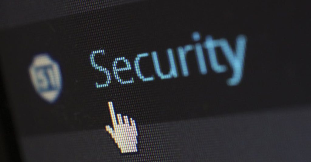Conceito de segurança digital com cadeado sobre teclado de computador