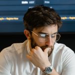 Conceito de inteligência artificial com elementos digitais relacionados a marketing moderno