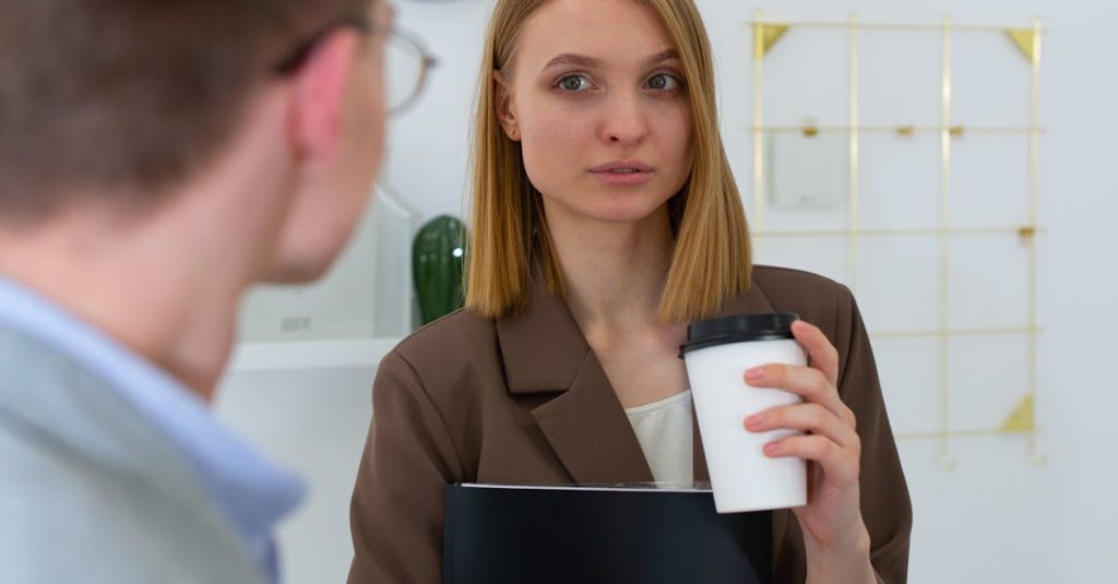 Conceito visual de marketing digital aplicado a conteúdo adulto com símbolos tecnológicos