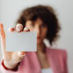 Conceito visual de marca pessoal com ícones e pessoas conectadas digitalmente