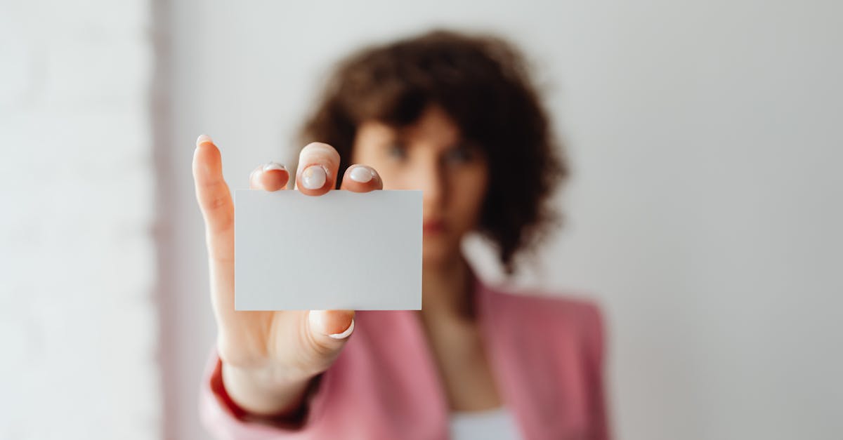 Conceito visual de marca pessoal com ícones e pessoas conectadas digitalmente