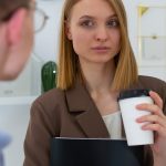 Conceito visual de marketing para conteúdo adulto com elementos digitais e modernos