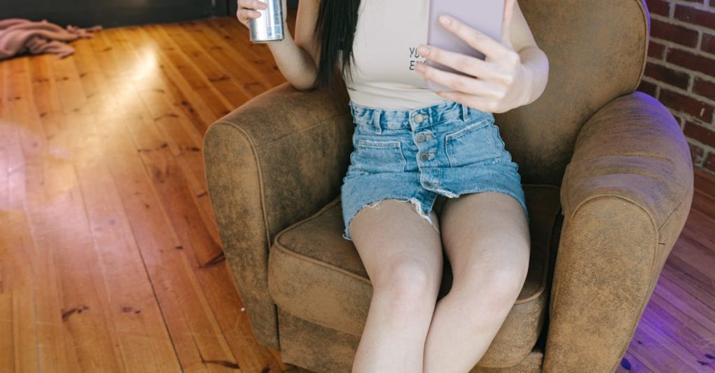 Criador de conteúdo sensual trabalhando com smartphone em ambiente moderno
