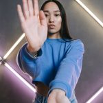 Criador de conteúdo adulto trabalhando em ambiente digital com equipamentos modernos