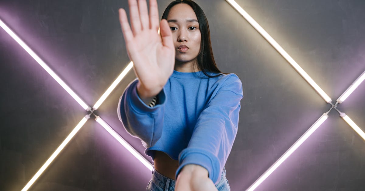 Criador de conteúdo adulto trabalhando em ambiente digital com equipamentos modernos