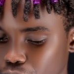 Criador de conteúdo adulto trabalhando com laptop em ambiente moderno