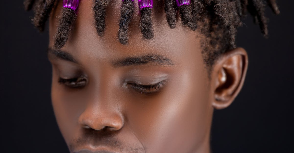 Criador de conteúdo adulto trabalhando com laptop em ambiente moderno