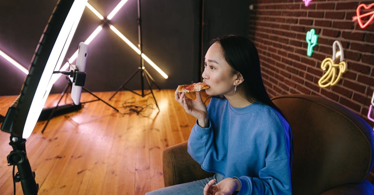 Criador de conteúdo adulto usando smartphone em ambiente moderno e iluminado