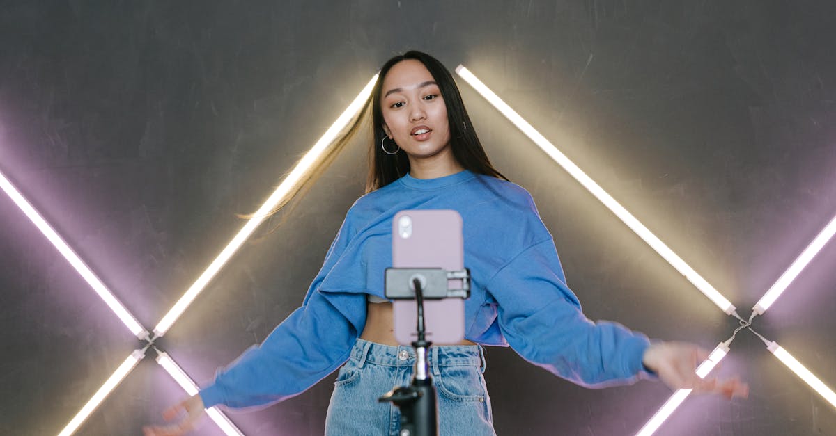 Criador de conteúdo digital trabalhando com tecnologia avançada