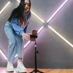 Criadora de conteúdo adulto trabalhando em ambiente moderno e profissional