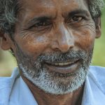 Criadora de conteúdo adulto trabalhando em seu smartphone com cenário moderno