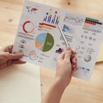 Empreendedora sensual usando laptop, simbolizando marketing digital avançado