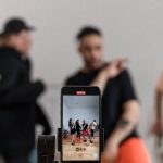 Grupo diverso conectando-se online para construir comunidade exclusiva