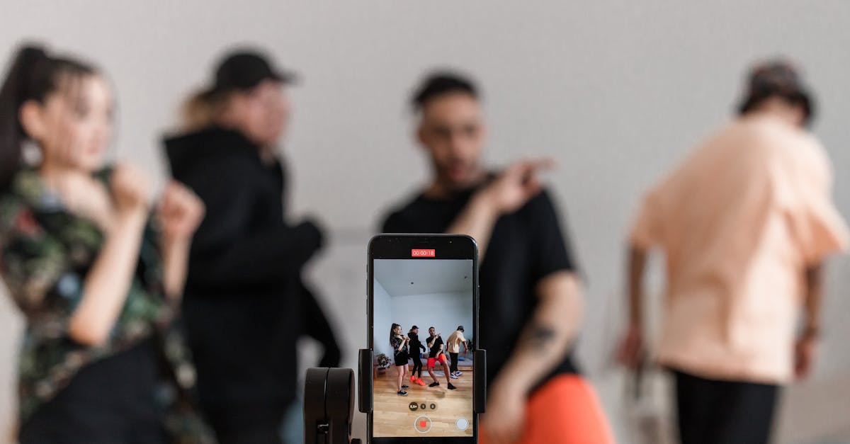 Grupo diverso conectando-se online para construir comunidade exclusiva