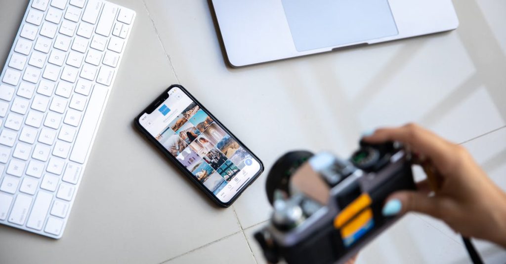Mulher jovem criando conteúdo sensual e sorrindo para a câmera com smartphone