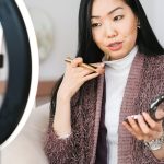 Pessoa confiante segurando símbolo de identidade e marketing pessoal