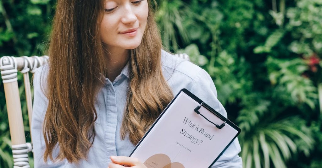 Pessoa confiante trabalhando com marketing digital para conteúdo adulto