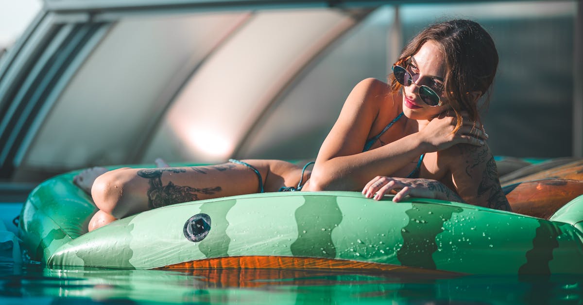 Pessoa desfrutando de momento íntimo em ambiente acolhedor e relaxante