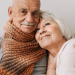 Pessoa mexendo em dispositivo digital com cadeado simbolizando segurança em conteúdo adulto