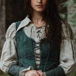 Pessoa olhando para a tela do computador com expressão confiante e ambiente moderno