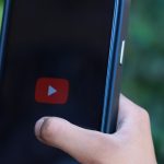 Pessoa planejando estratégias para construir marca de conteúdo adulto autêntica