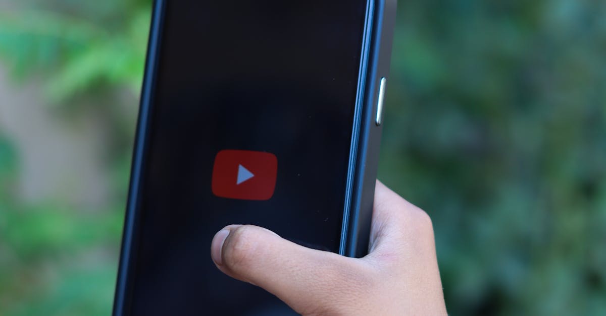 Pessoa planejando estratégias para construir marca de conteúdo adulto autêntica