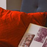 Pessoa segurando câmera, simbolizando fotografia íntima para venda online