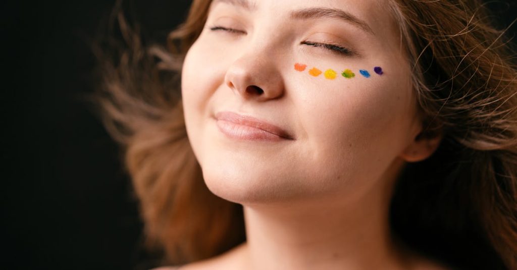 Pessoa segurando luz simbólica representando liberdade criativa em conteúdo adulto