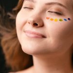 Pessoa segurando luz simbólica representando liberdade criativa em conteúdo adulto