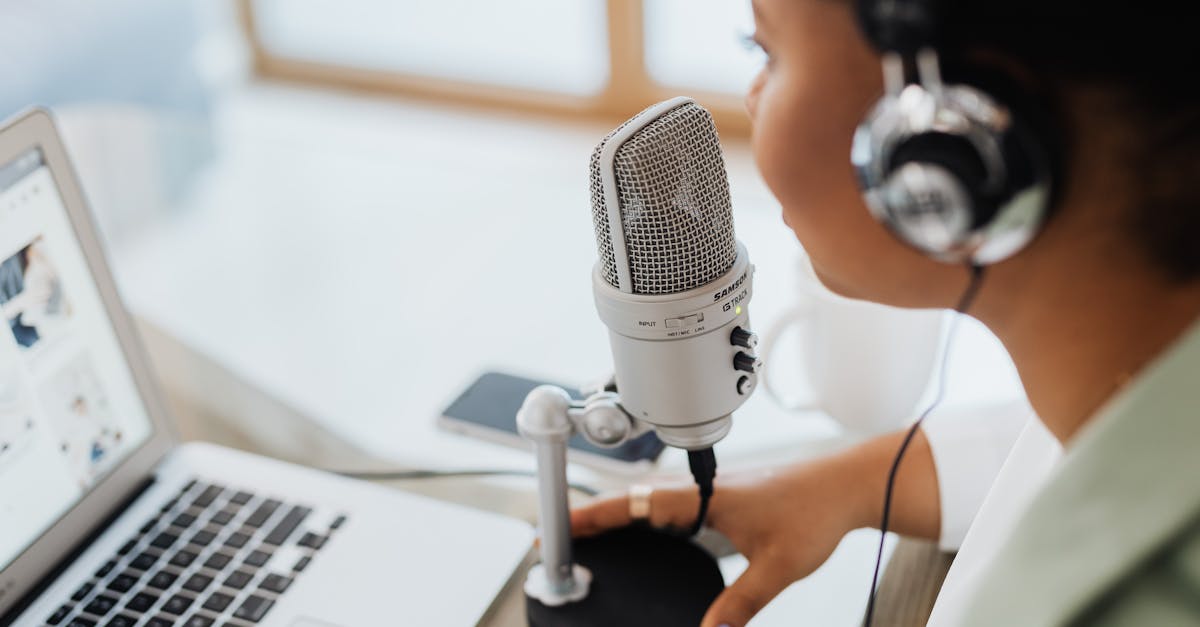 Pessoa trabalhando com automação para vendas de conteúdo adulto em computador