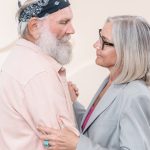 Pessoa trabalhando com conteúdo sensual em ambiente seguro e profissional