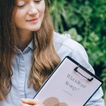 Pessoa trabalhando com estratégias para maximizar ganhos em conteúdo adulto no Brasil